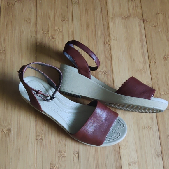 Crocs Sandals Womens Leigh Ann Ankle Strap Wedge Slingback Brown, Sz 9, EUC - Picture 1 of 10